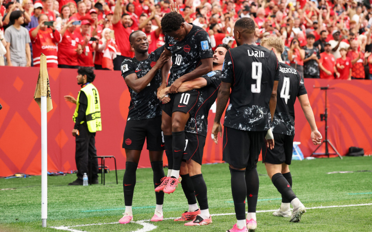A seleção masculina principal do Canadá venceu um jogo de Copa do Mundo pela primeira vez. Nesta quinta-feira (18), goleou o Catar por 6 a 0