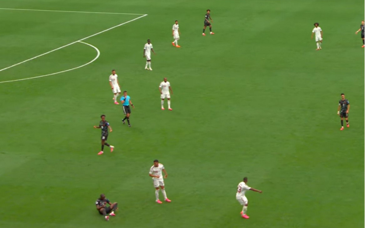 Koné, do Canadá, sofreu uma lesão feia no jogo contra o Catar e precisou ser substituído. Ele deixou o campo acenando para a torcida, mas gerou preocupação de jogadores das suas seleções em campo