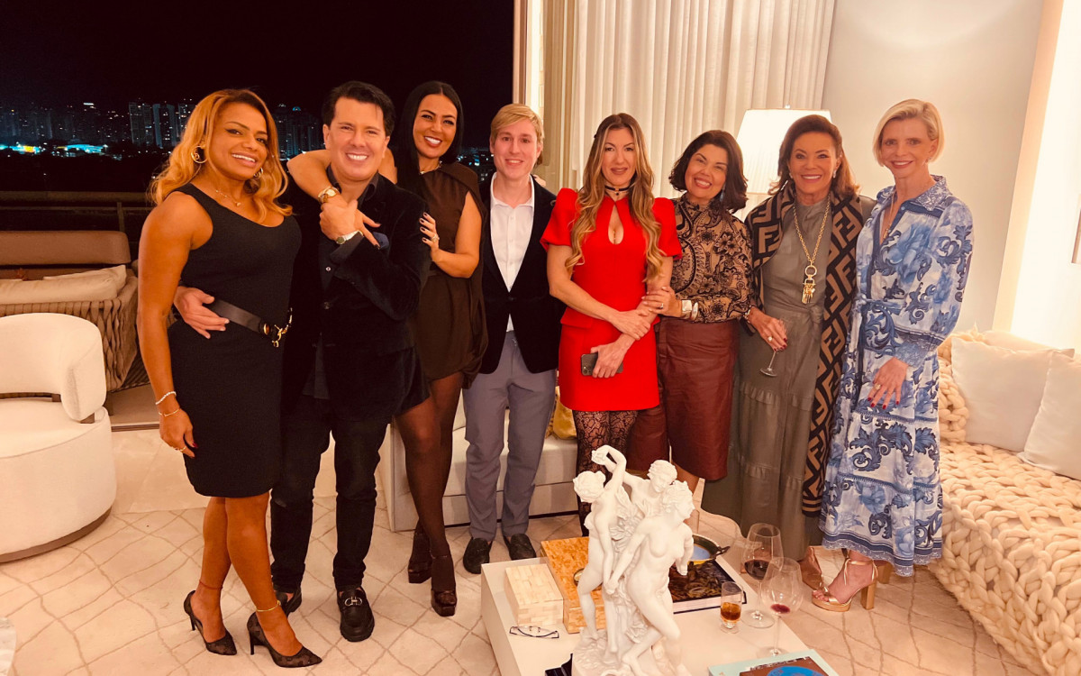 Da esquerda para a direita: Quitéria Chagas, André Ramos, Gardênia Cavalcanti, Gabriel Monteiro de Castro, Cris Rassier, Fabiana Karla, Beth Szafir e Fabiana Araújo