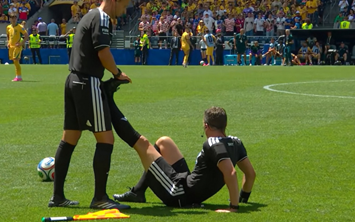 Árbitro foi socorrido em campo