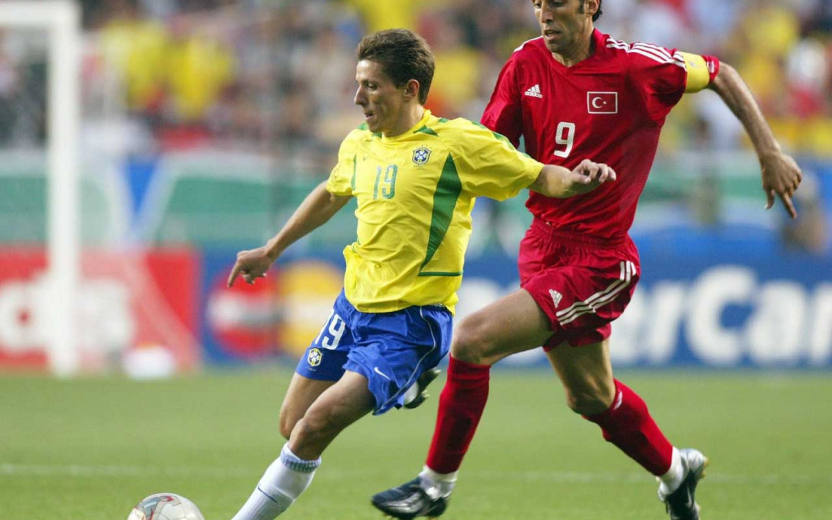 ULSAN, SOUTH KOREA - JUNE 03:  WM 2002 in JAPAN und KOREA, Ulsan; GRUPPE C/BRASILIEN - TUERKEI (BRA - TUR) 2:1; JUNINHO PAULISTA/BRA, Hakan SUEKUER/TUR  (Photo by Andreas Rentz/Bongarts/Getty Images)