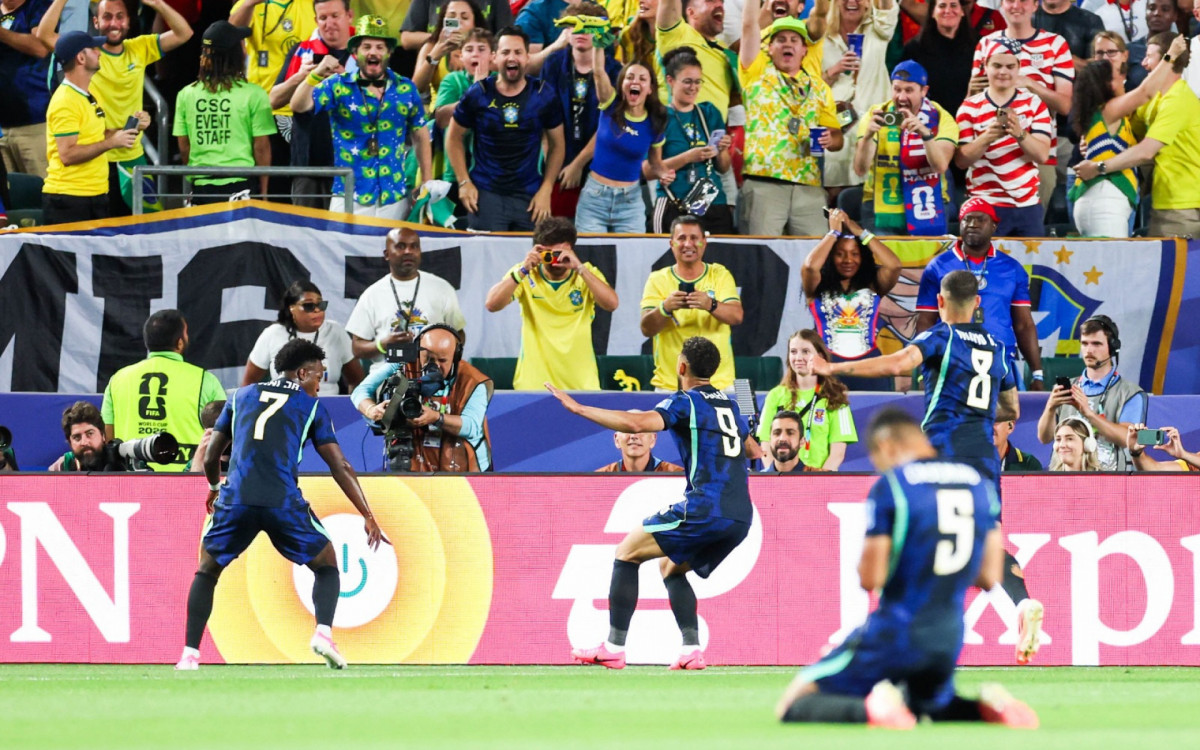 Jogadores comemoram gol do Brasil