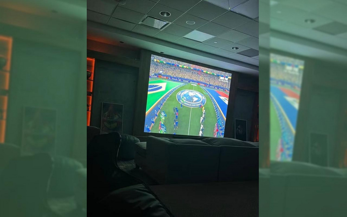 Neymar publica foto assistindo jogo da Sele&ccedil;&atilde;o Brasileira: ”Bora”