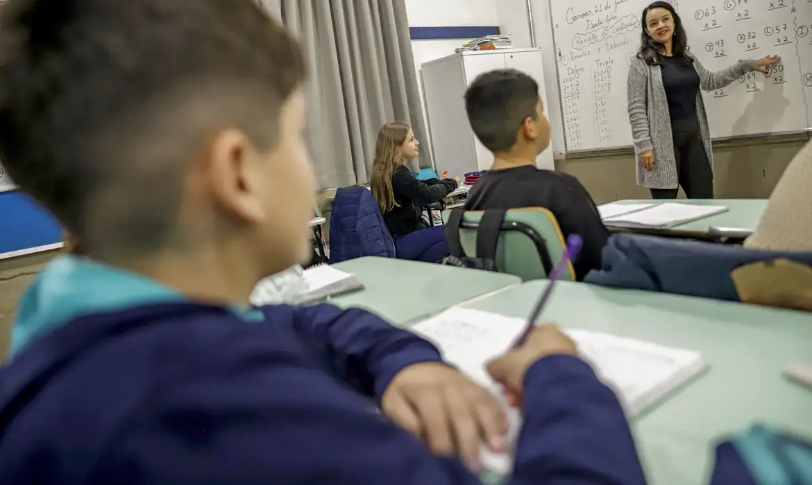 Lula sanciona novo piso salarial dos professores da educação básica