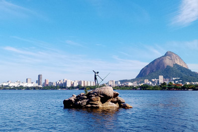 Escultura Curumim retorna à Lagoa após passar por reparos