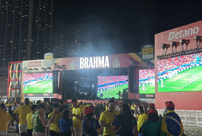 Torcedores de todo o Brasil se reúnem em Copacabana para apoiar a Seleção