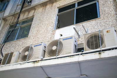 Furtos de ar-condicionado levam comerciantes da Tijuca a usar correntes nas máquinas