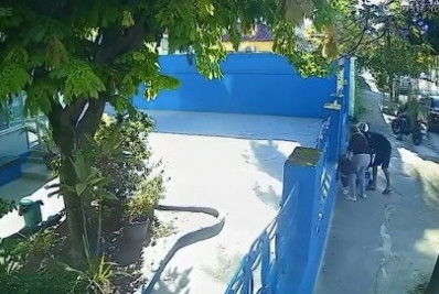Vídeo: mulher é assaltada na frente do filho ao deixar criança em creche na Taquara