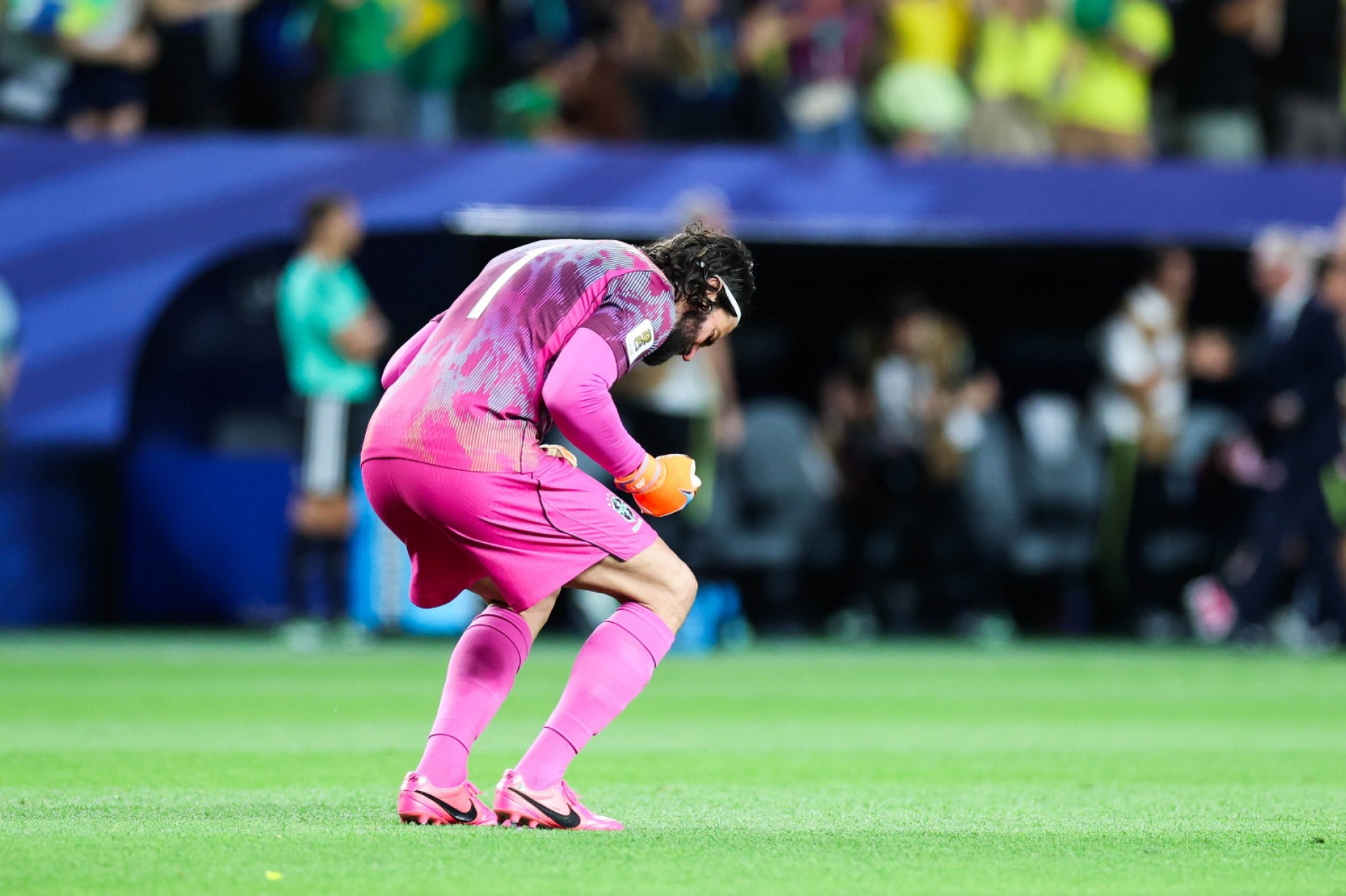 Alisson comemora um dos gols do Brasil - William Volcov / Parceiro / Agência O Dia
