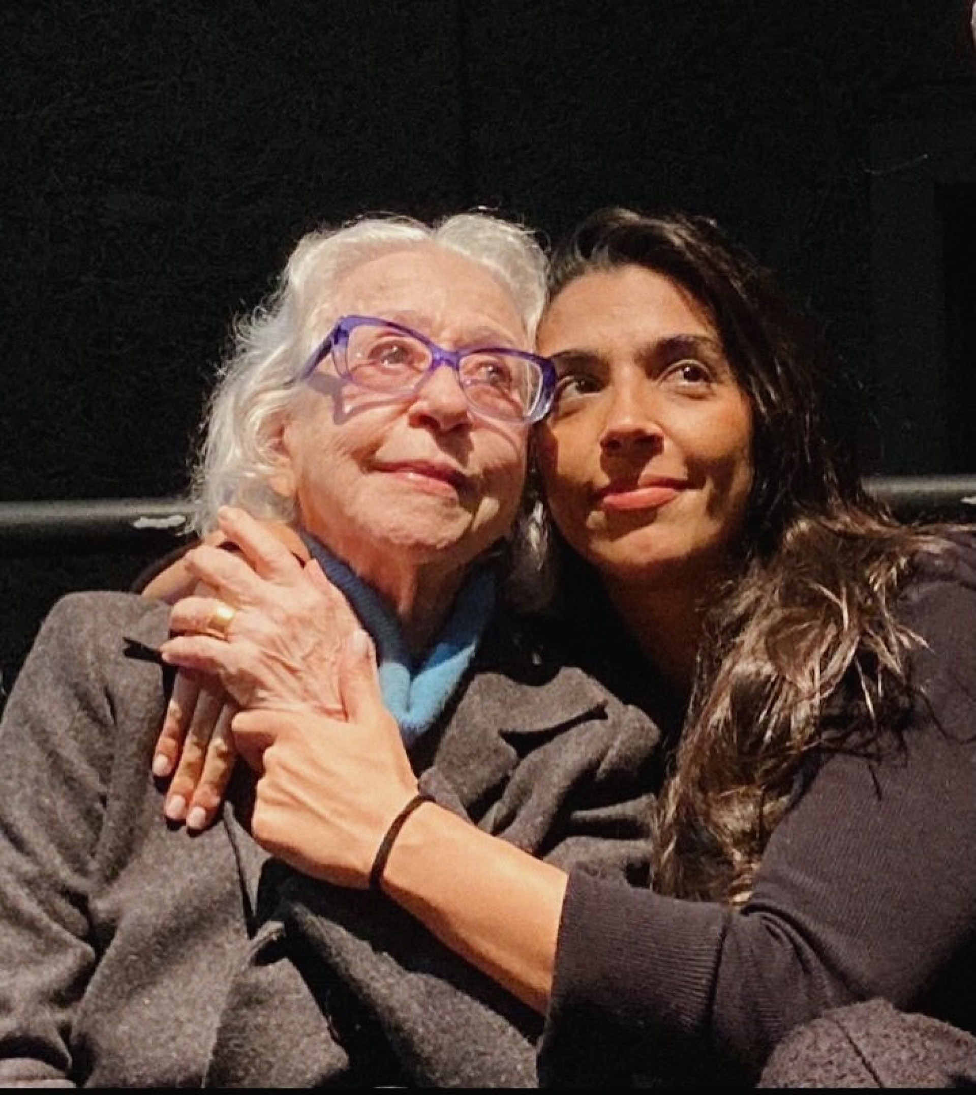 Filha de Regina Casé ganha homenagem de Fernanda Montenegro após estreia nos palcos