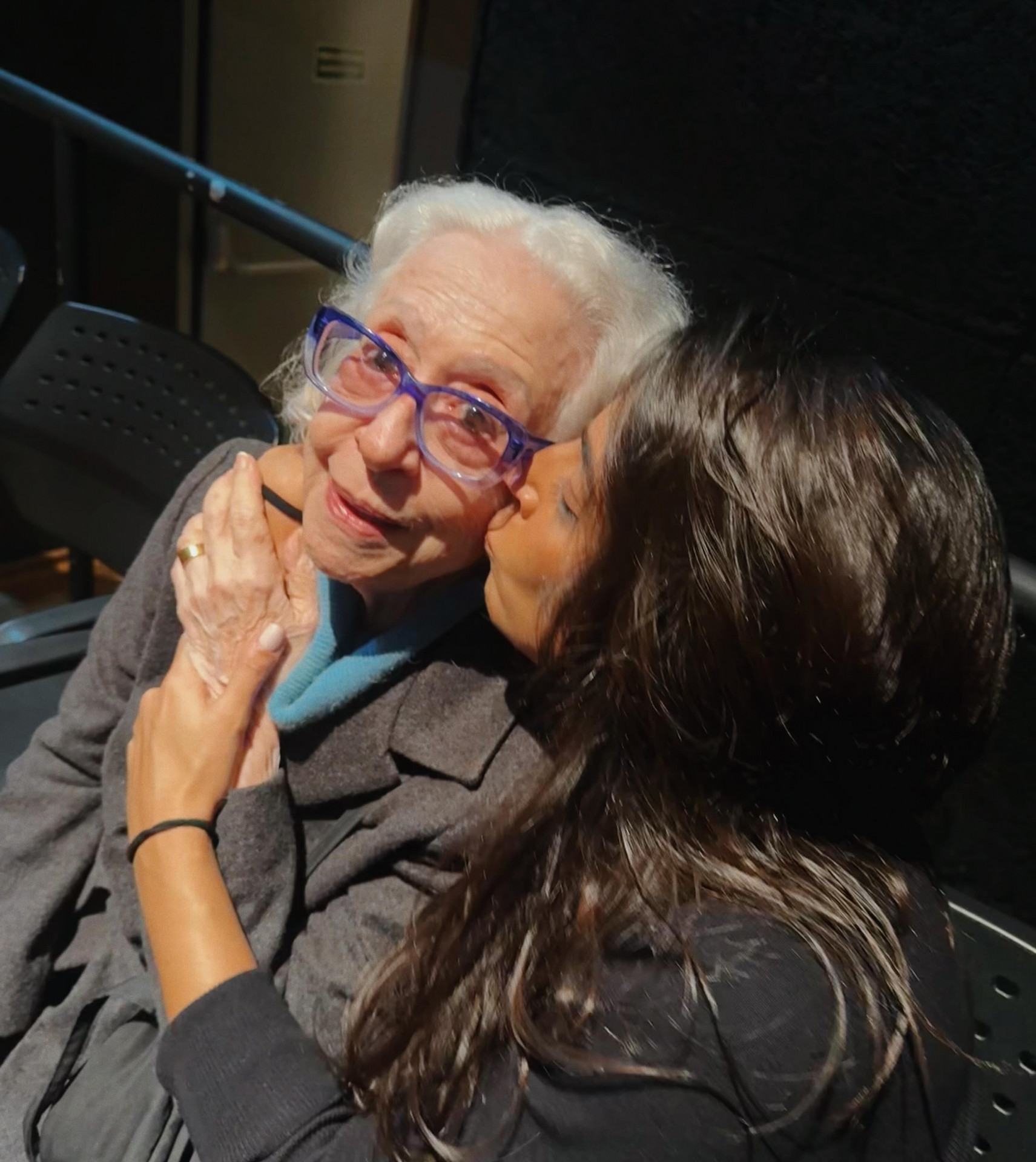 Filha de Regina Casé ganha homenagem de Fernanda Montenegro após estreia nos palcos