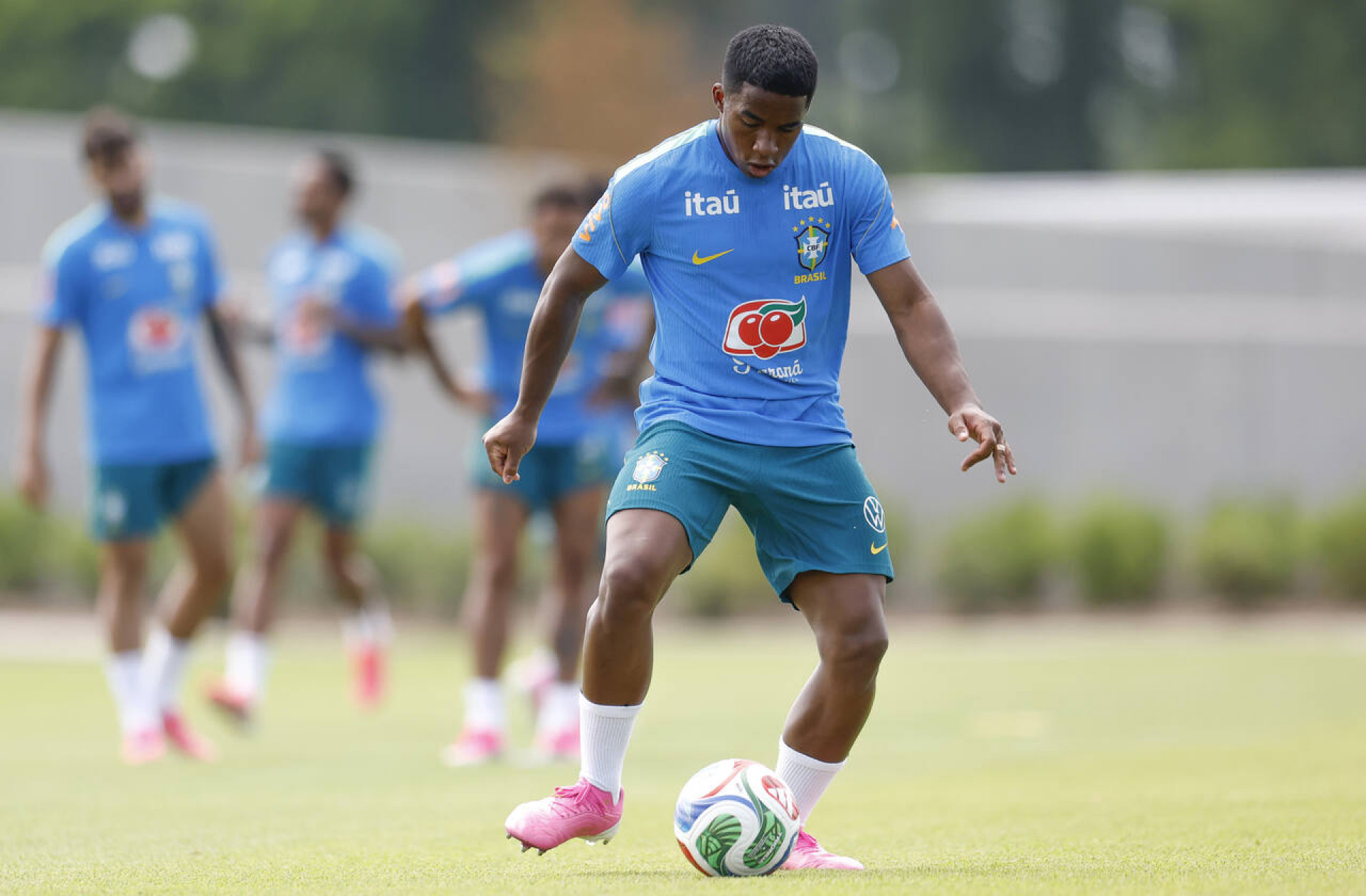 Endrick pode entrar para seleto grupo de jovens titulares do Brasil em Copas