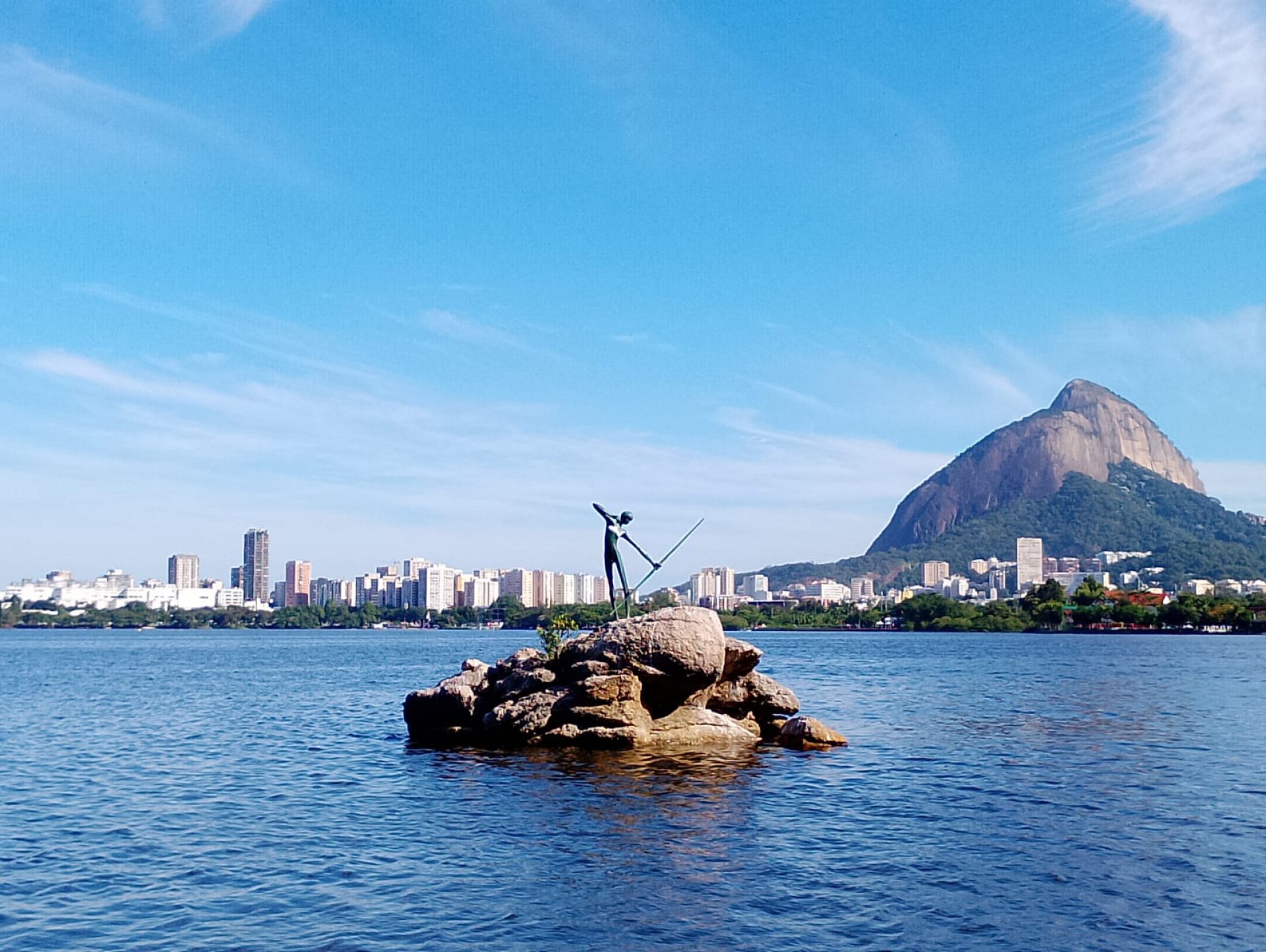 Escultura Curumim retornou &agrave; Lagoa Rodrigo de Freitas, na Zona Sul do Rio, ap&oacute;s passar por reparos - Reginaldo Pimenta / Agência O DIA