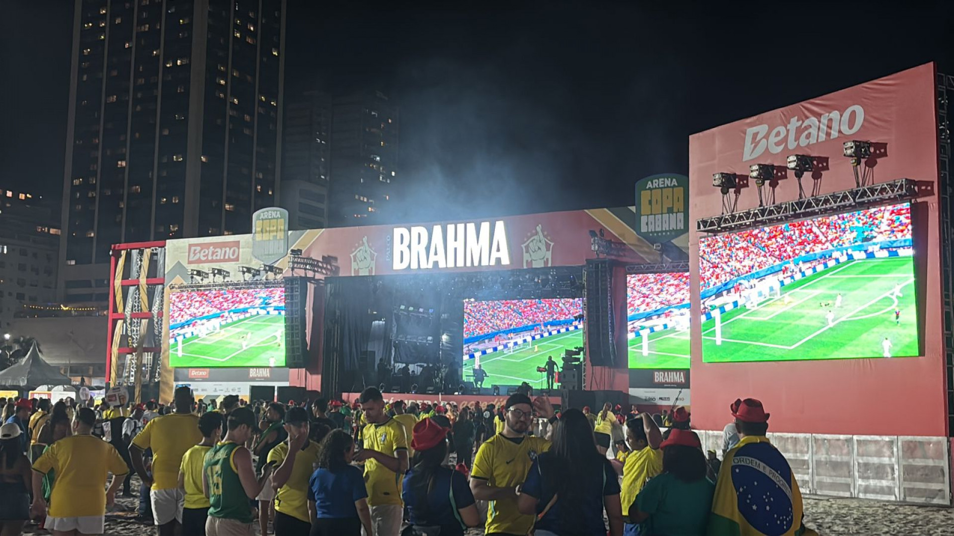 Arena Copacabana reuniu torcedores na praia, em frente à Avenida Princesa Isabel - João Alexandre Borges / Agência O Dia