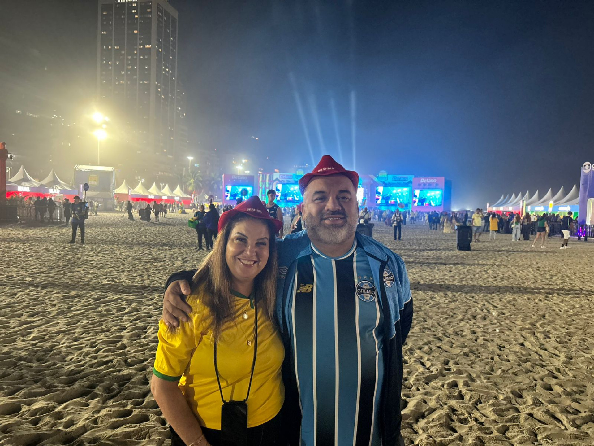 Ana Paz e Leoncio Siveira estão curtindo o Rio e aproveitaram para assistir ao jogo na praia - João Alexandre Borges / Agência O Dia