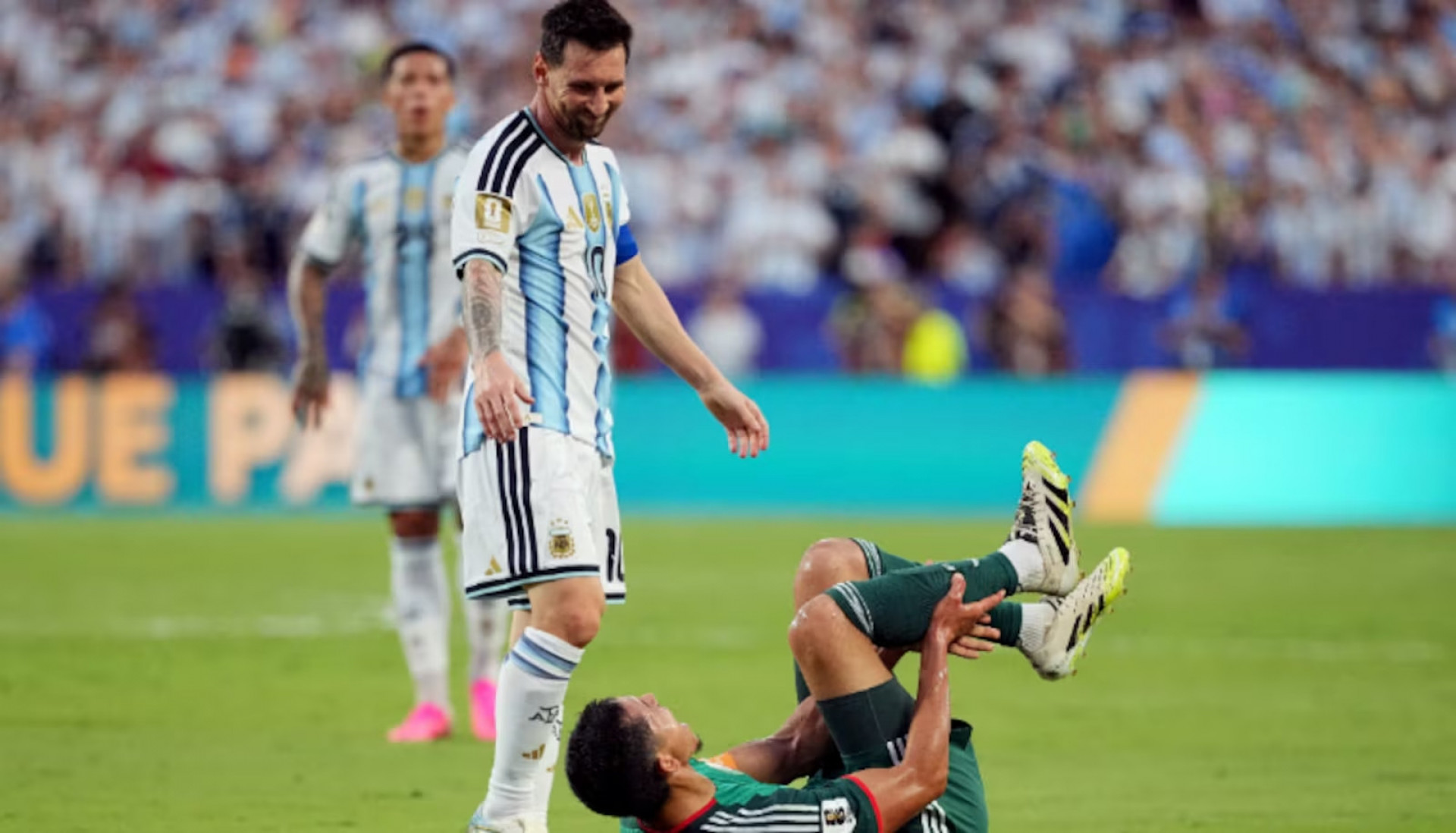 Messi em a&ccedil;&atilde;o no duelo contra Arg&eacute;lia 