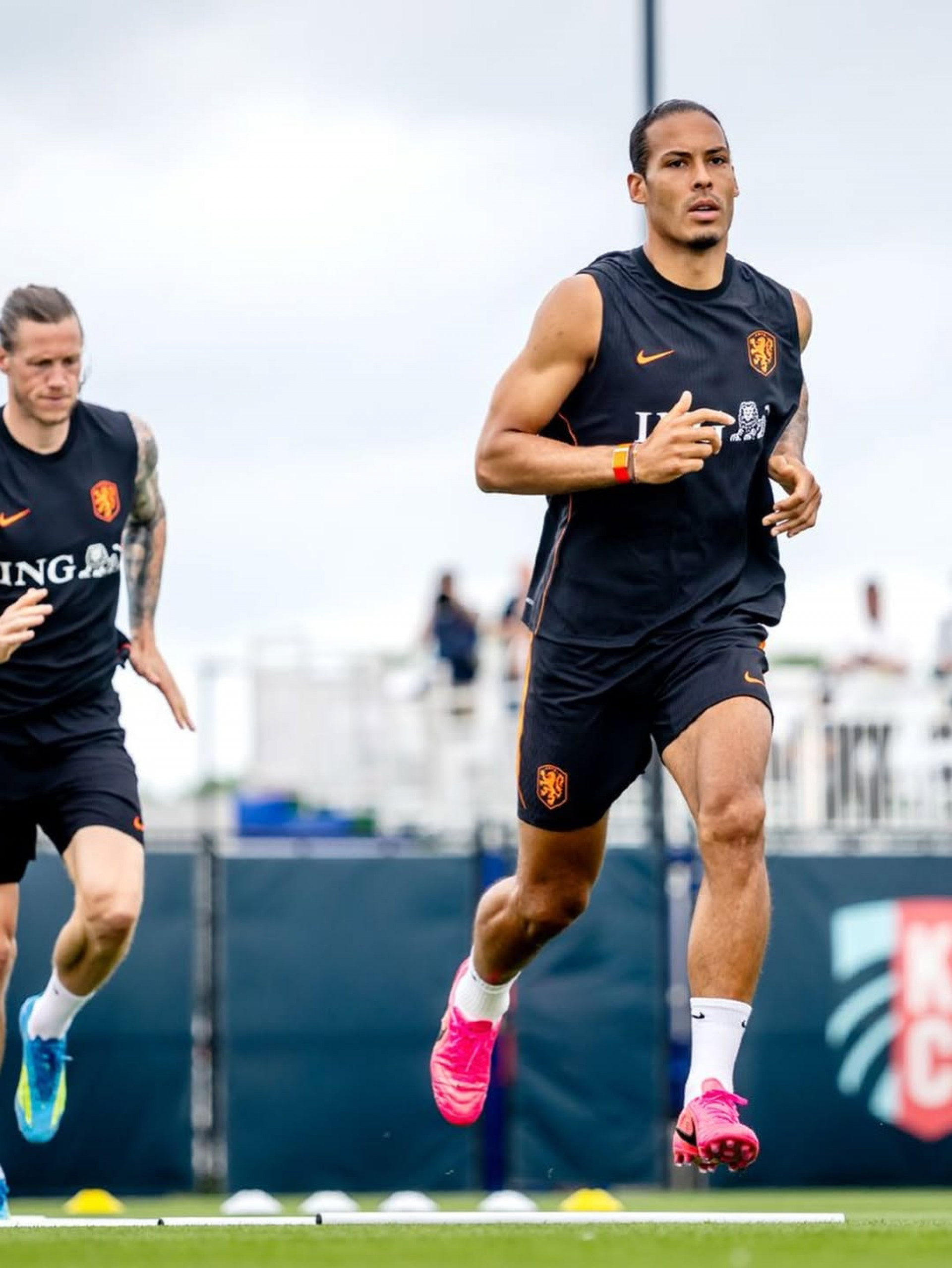 Van Dijk marcou na estreia e agora tenta comandar a reação da Holanda