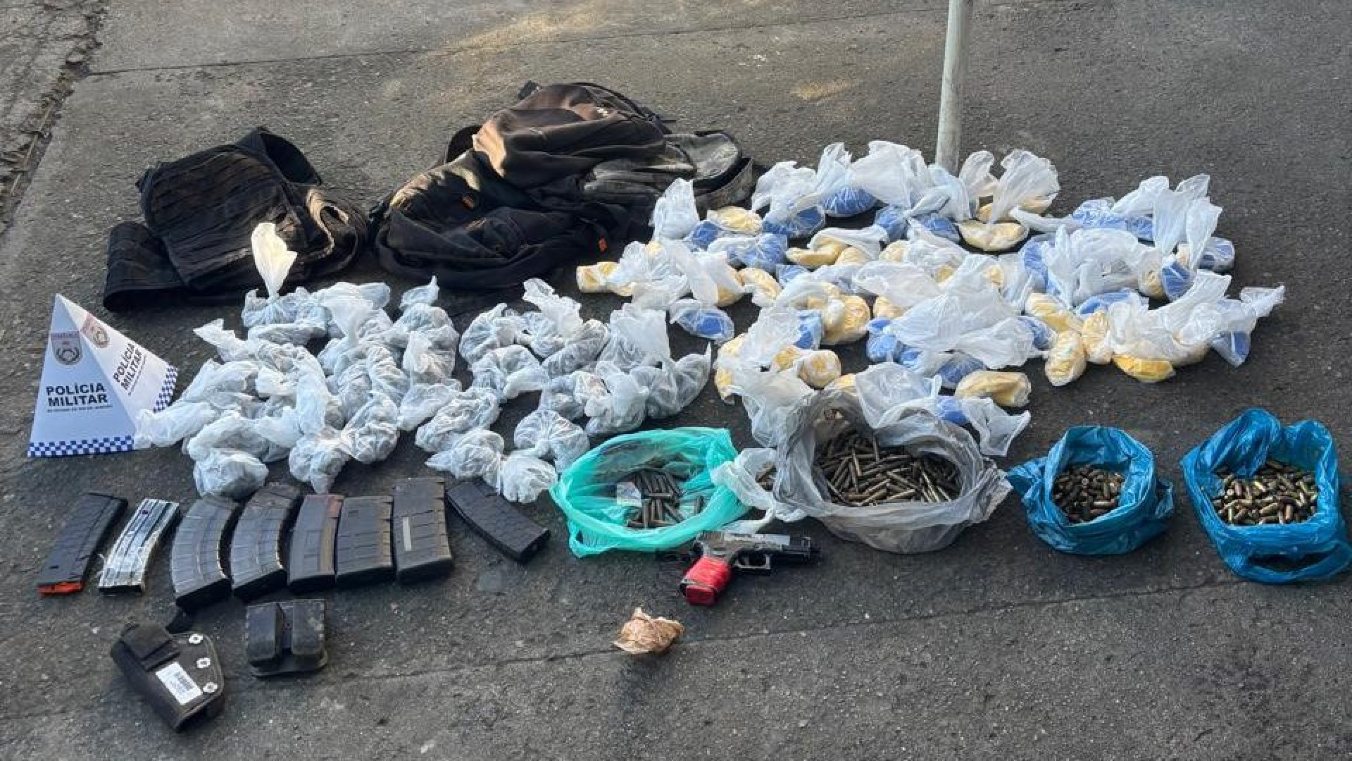 Policiais militares da UPP do Borel apreenderam drogas e material bélico na localidade Jaqueira, na Zona Norte - Reprodução / X