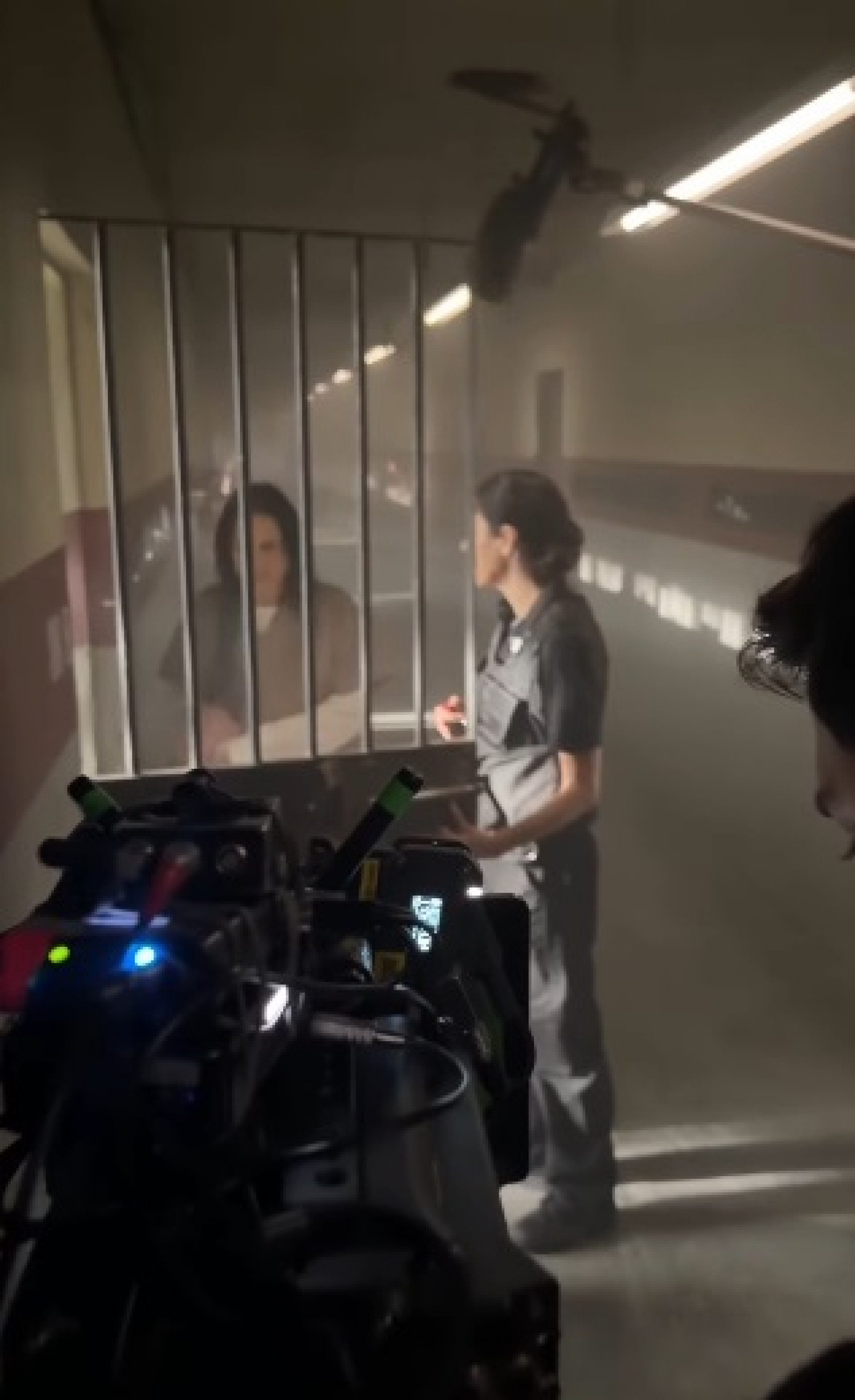 Leticia Colin exibiu bastidores de gravação em presídio desativado - Reprodução/Instagram