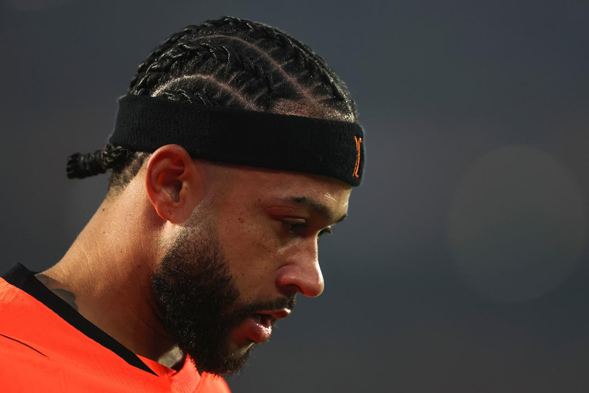 ROTTERDAM, NETHERLANDS - JUNE 03: Memphis Depay of Netherlands looks on during the international friendly match between Netherlands and Algeria at De Kuip on June 03, 2026 in Rotterdam, Netherlands. (Photo by Dean Mouhtaropoulos/Getty Images)