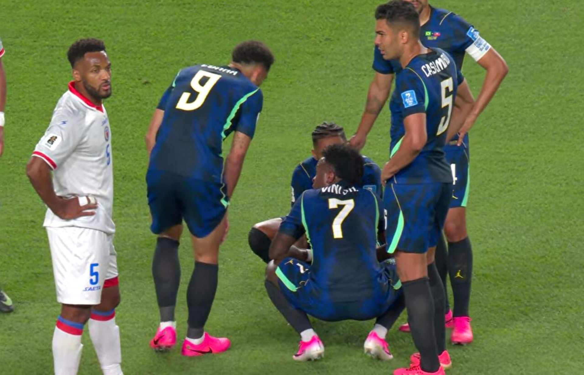 Raphinha deixa duelo contra o Haiti com dores na coxa e preocupa o Brasil