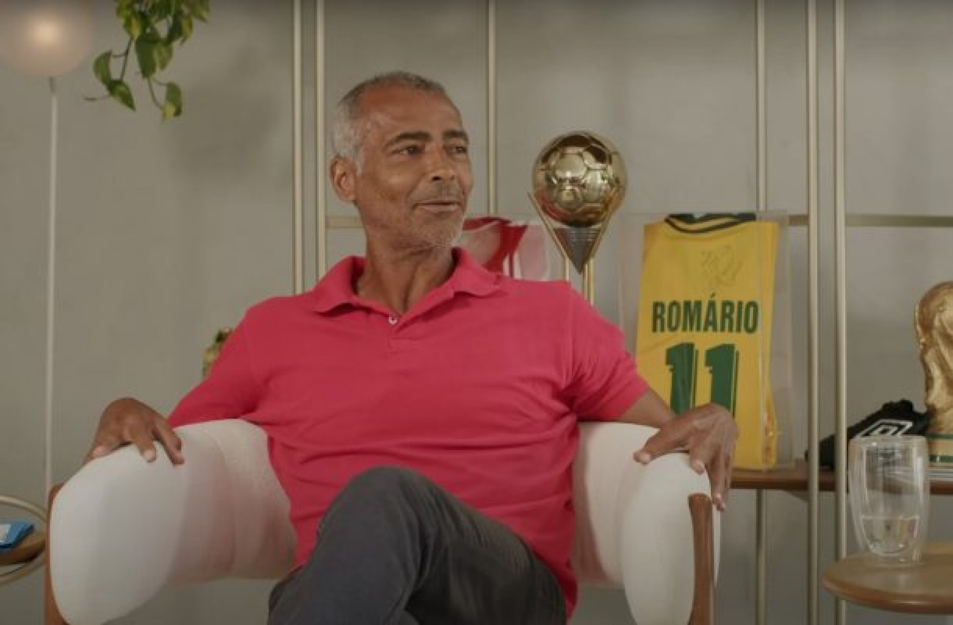 Rom&aacute;rio revive antiga paix&atilde;o com atriz brasileira em Nova York durante a Copa