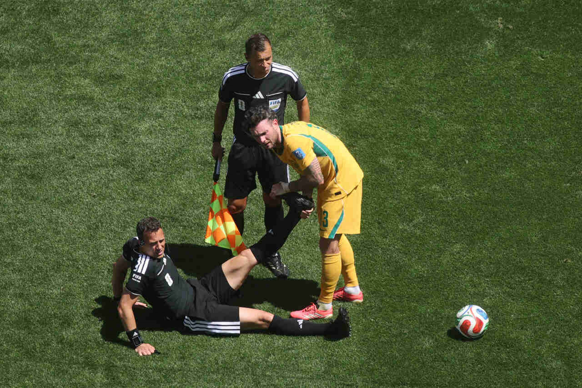 Copa do Mundo: &aacute;rbitro de EUA x Austr&aacute;lia sente c&acirc;imbra no meio de partida