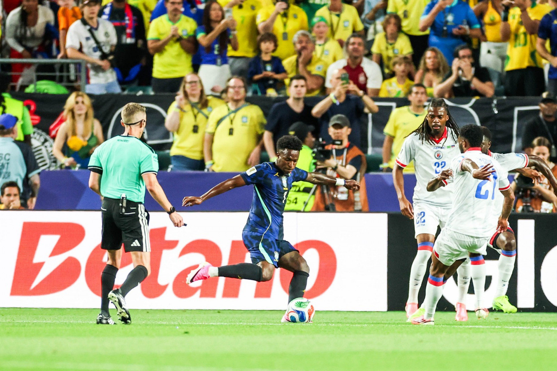 Vini Jr tenta finalização no jogo contra o Haiti - William Volcov / Parceiro / Agência O Dia