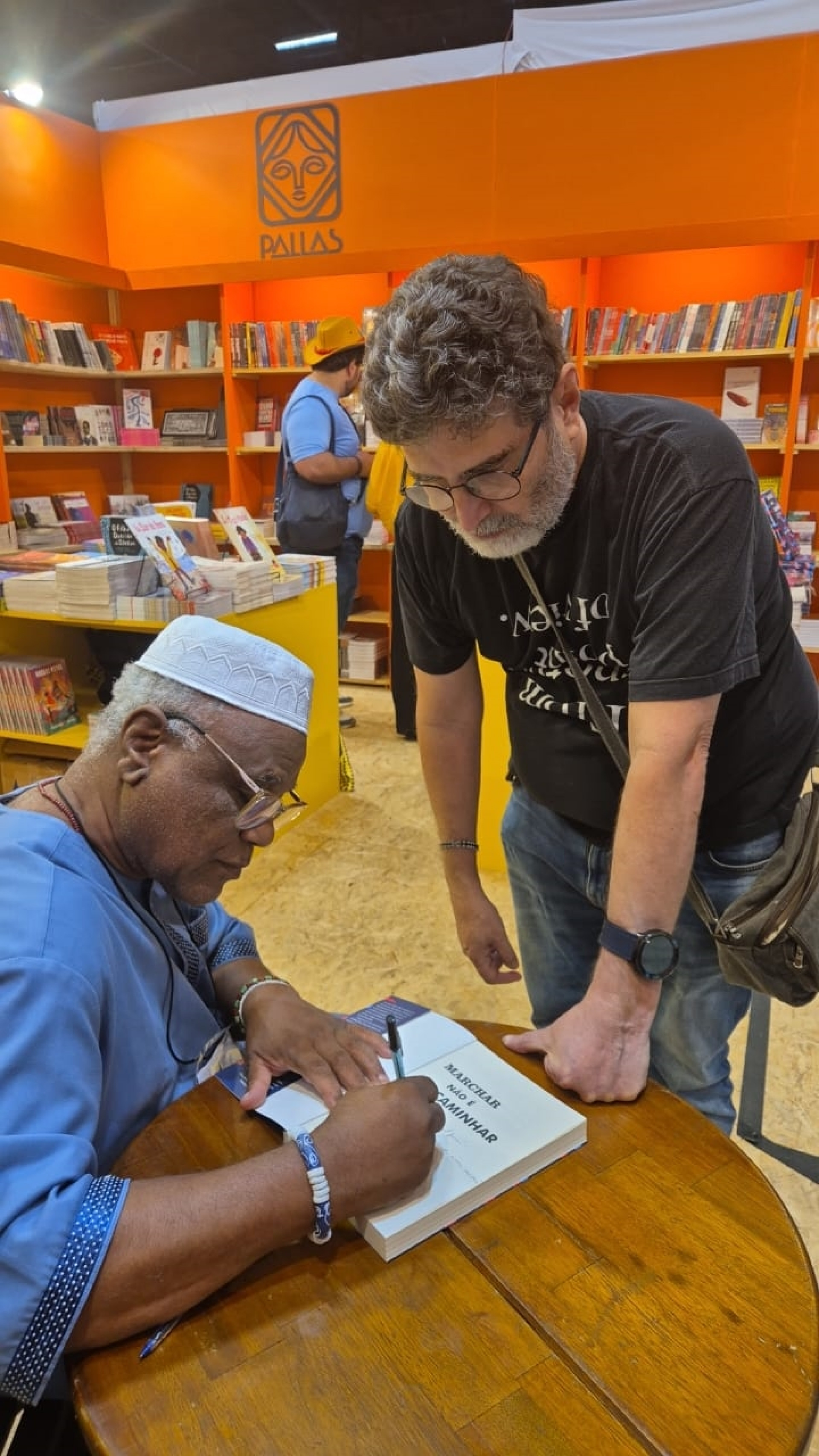 Nesta quinta (18), o professor e babalaw&ocirc; Ivanir dos Santos ministrou palestra e lan&ccedil;ou o livro "Marchar N&atilde;o &eacute; Caminhar"  /  Arquivo Pessoal - Foto: Arquivo Pessoal 