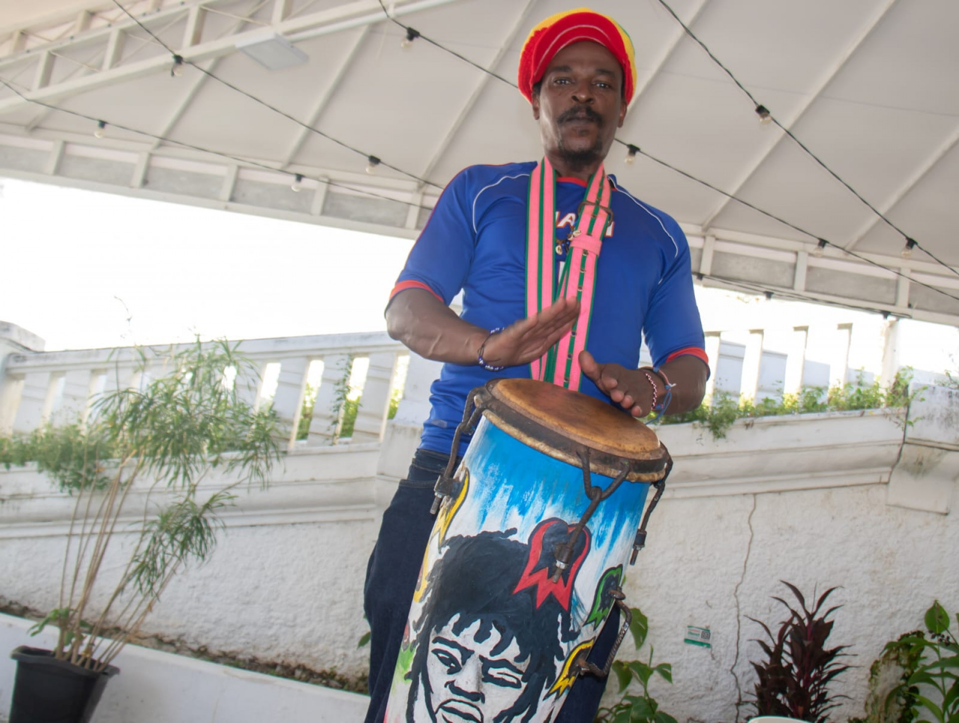 Haitiano Robert Montinard, de 50 anos, se refugiou no Rio de Janeiro desde 2010 - Érica Martin/Agência O Dia