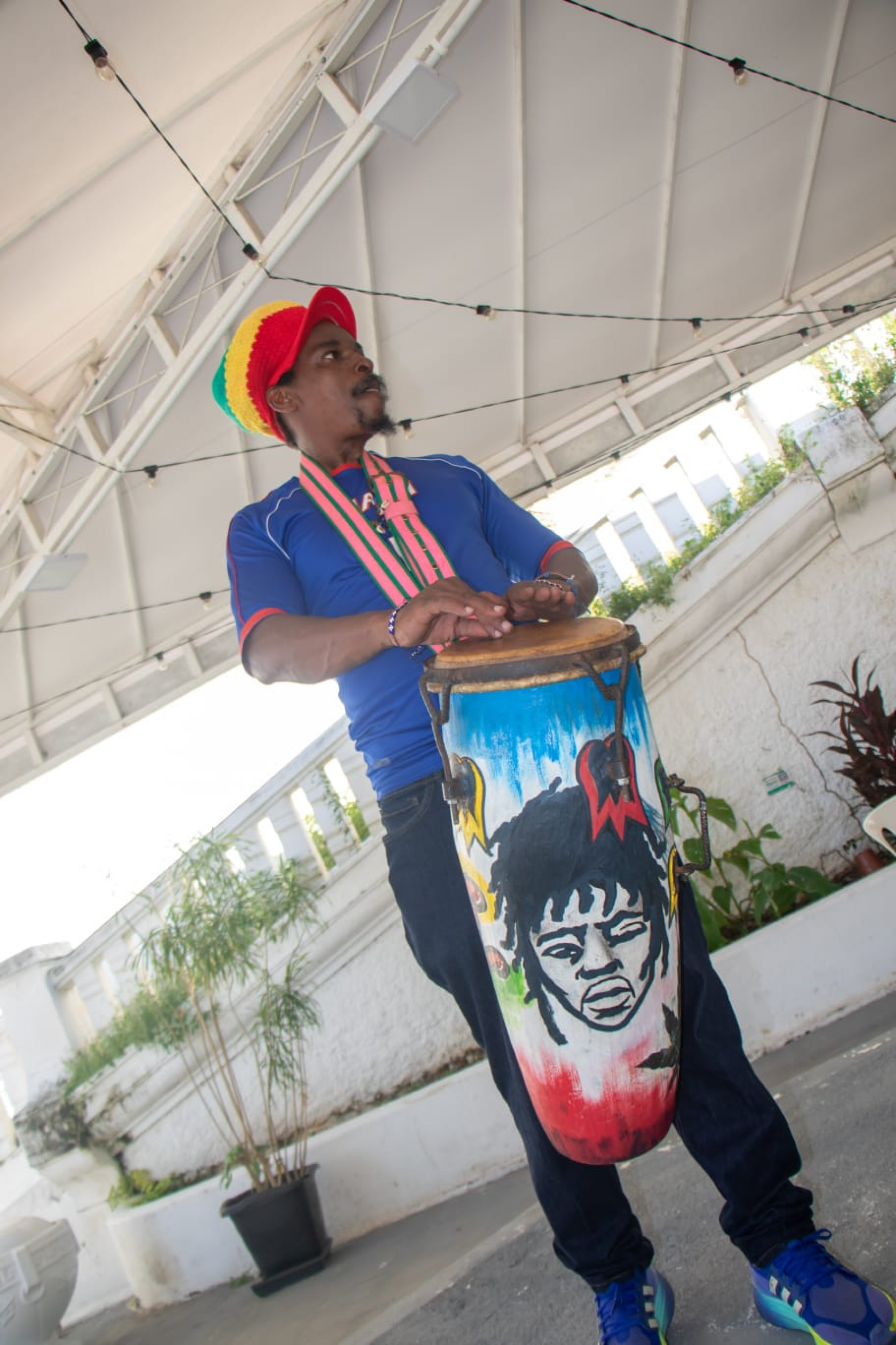 Sobrevivente do terremoto de 2010, haitiano divide a torcida em confronto contra o Brasil - Érica Martin/Agência O Dia