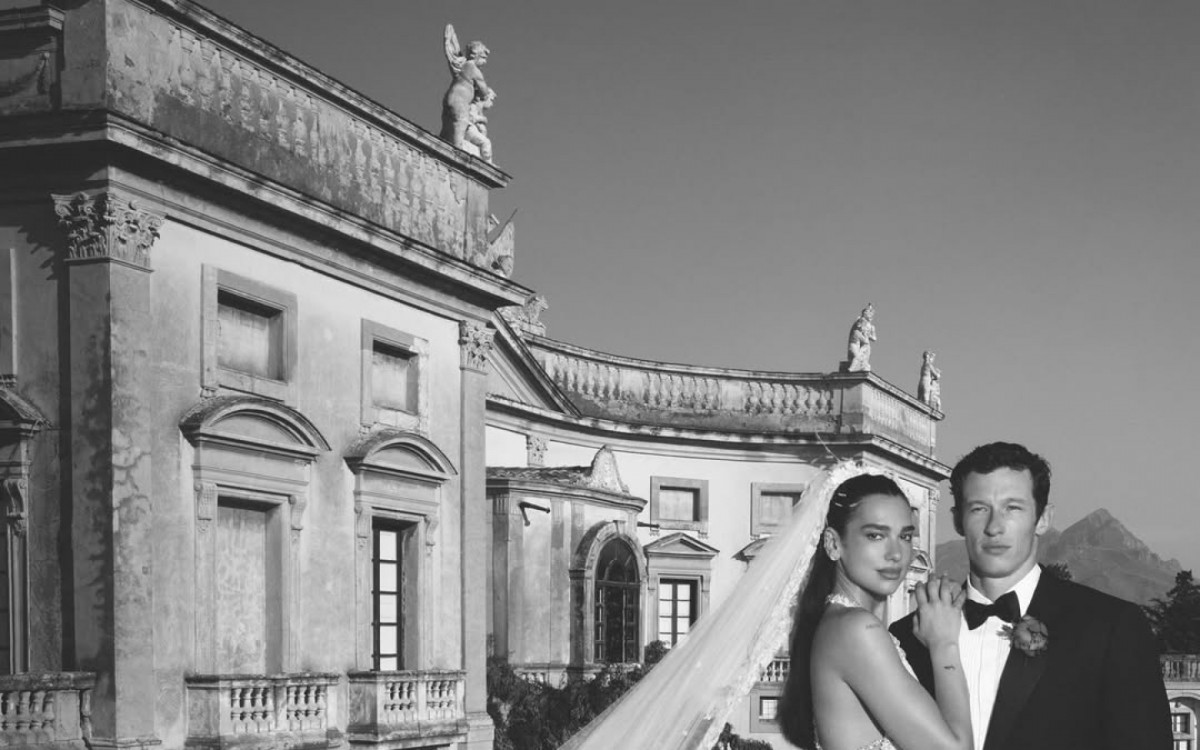 Dua Lipa mostra registros de casamento com Callum Turner na It&aacute;lia