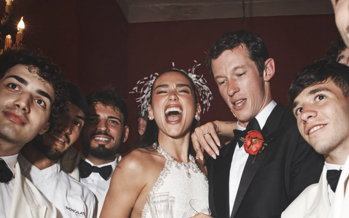 Dua Lipa mostra registros de casamento com Callum Turner na It&aacute;lia