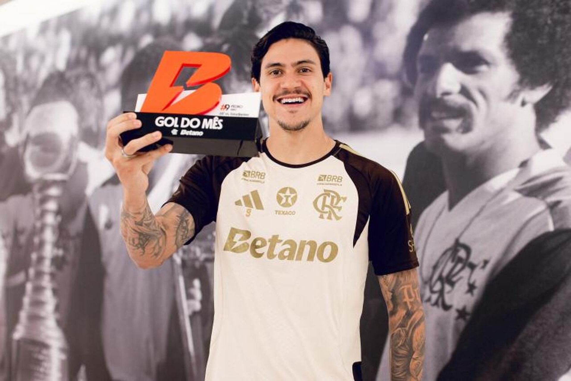 Pedro e Lino s&atilde;o premiados por desempenho no Flamengo em maio