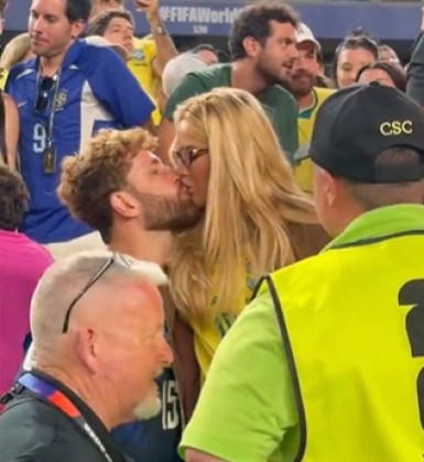 Karoline Lima e Léo Pereira se beijam e assumem reconciliação