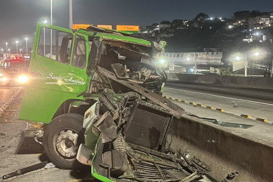 Caminhão fica destruído após colidir em mureta na Avenida Brasil