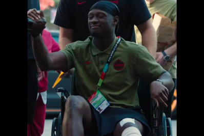 Vídeo! Jogador do Canadá é recebido com festa por companheiros após quebrar a perna