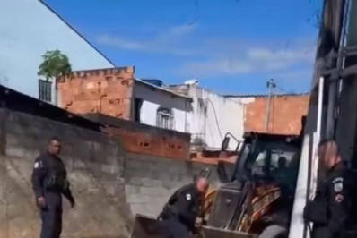 Operação da PM derruba barricadas, ocupa comunidades e reforça combate ao crime em Macaé