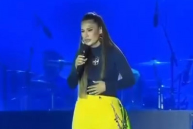 Vídeo: Simone Mendes passa perrengue no palco e interrompe show