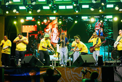Delacruz lota Fan Fest em Macaé, emociona fãs e transforma noite de Copa em espetáculo de música