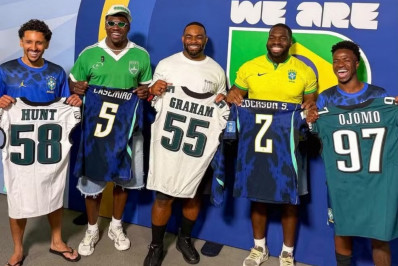 Jogadores de time da NFL ganham camisas de Marquinhos e Vini Jr