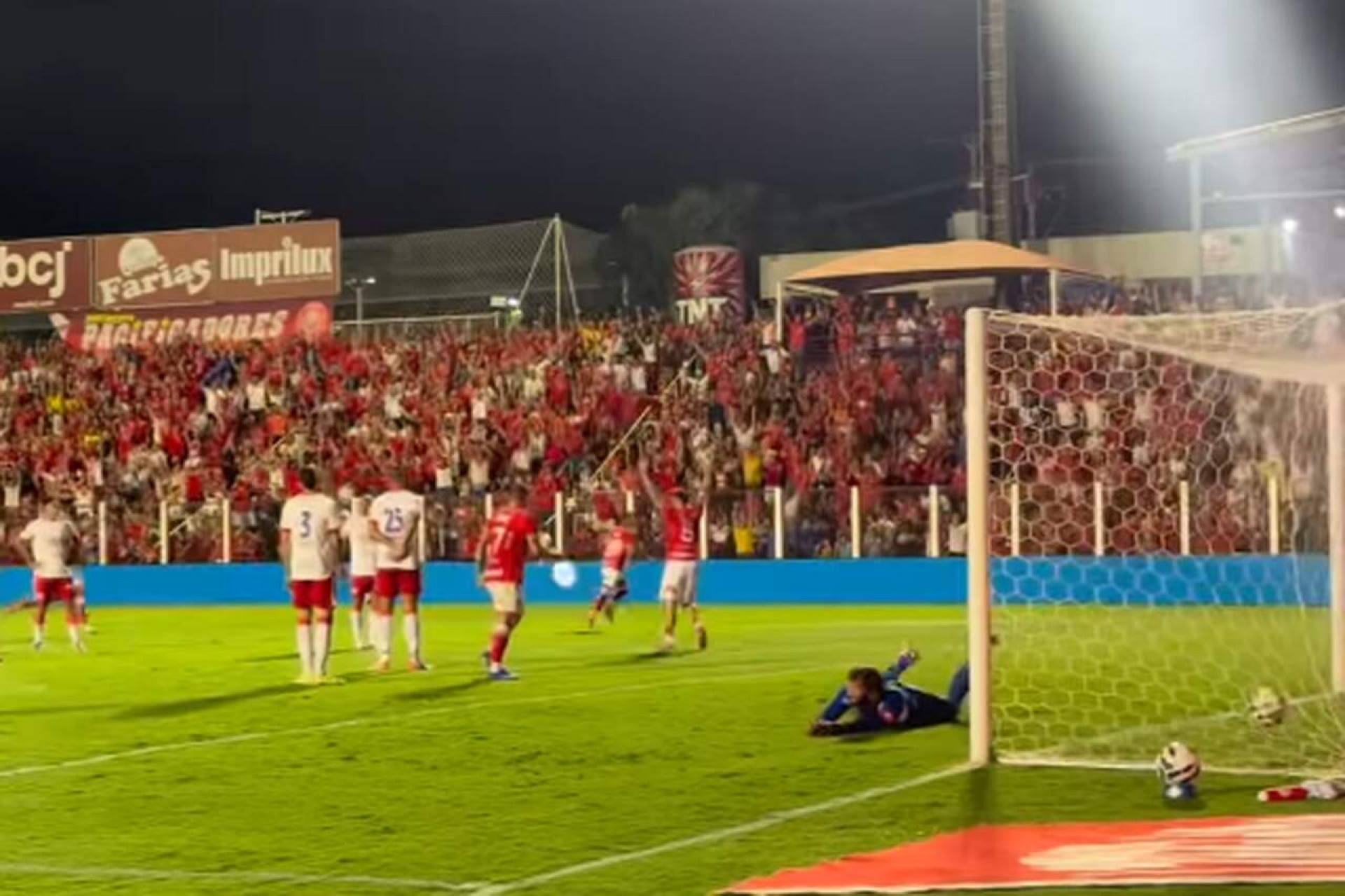 Com drama no fim, Vila Nova vence N&aacute;utico e lidera a S&eacute;rie B