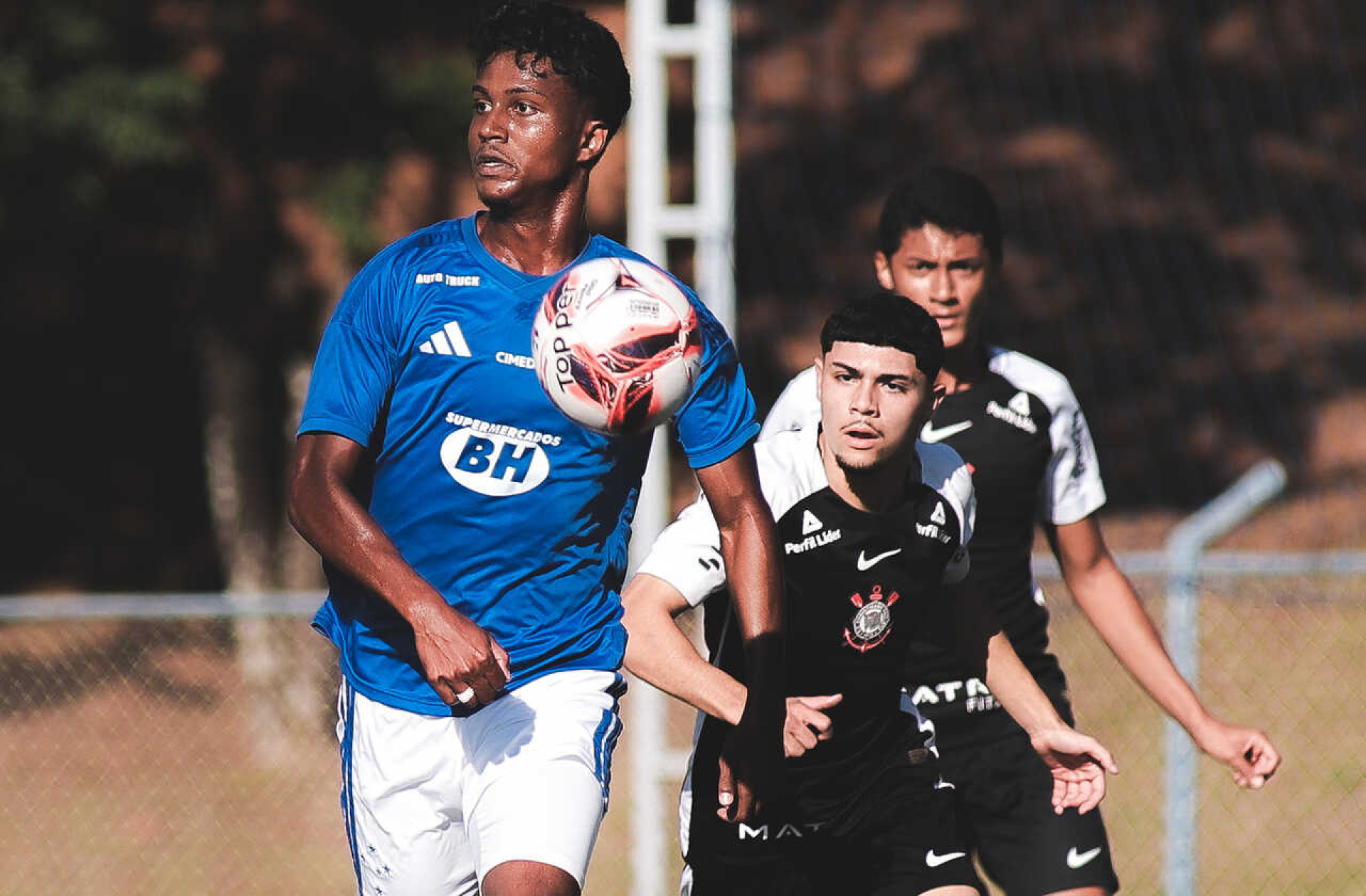 Corinthians vence o Cruzeiro e sobe na tabela do Brasileiro Sub-20