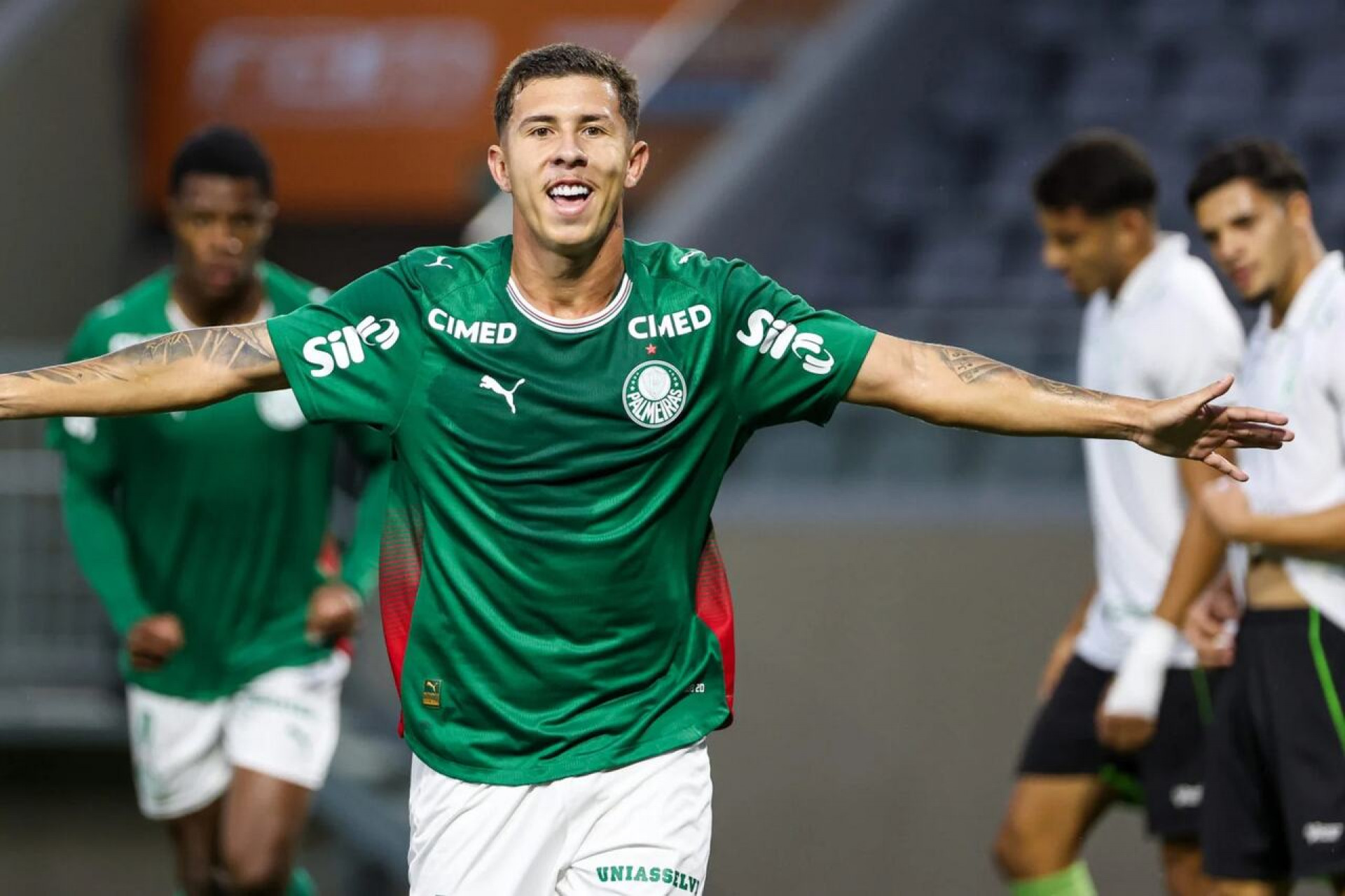 Palmeiras goleia o Am&eacute;rica-MG e segue l&iacute;der do Sub-20