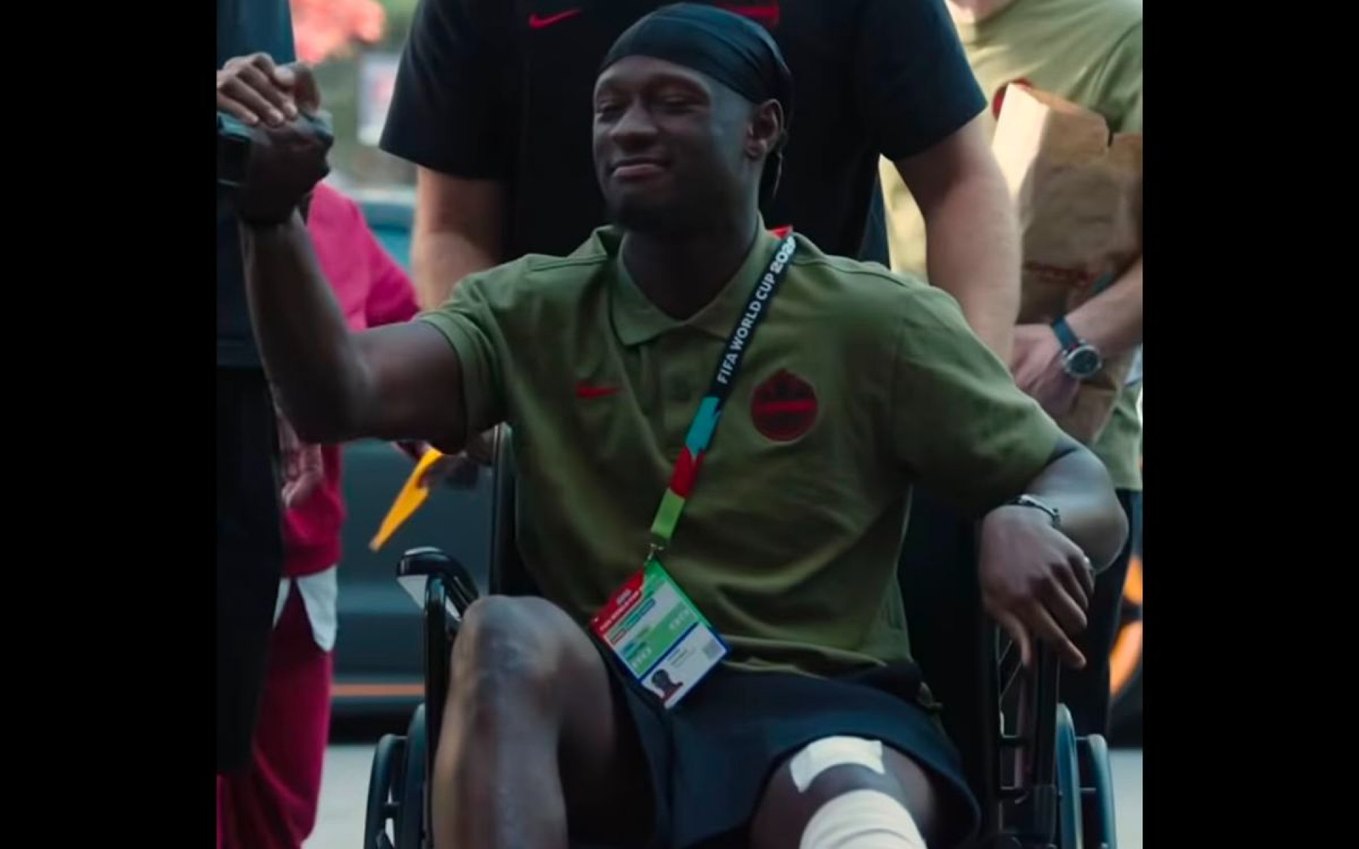 Vídeo! Jogador do Canadá é recebido com festa por companheiros após quebrar a perna