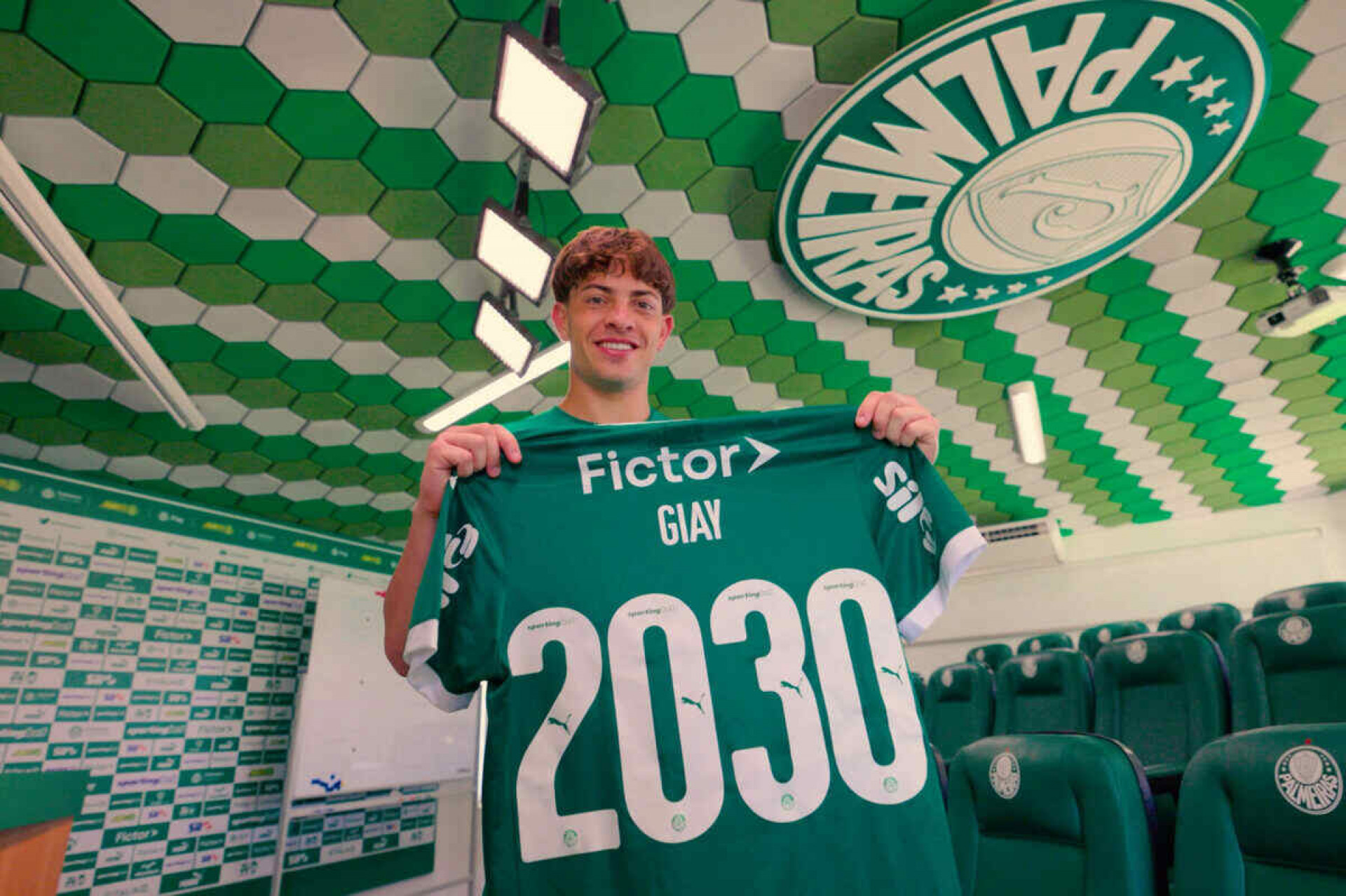 Palmeiras pode perder o lateral Giay para o Como, da It&aacute;lia