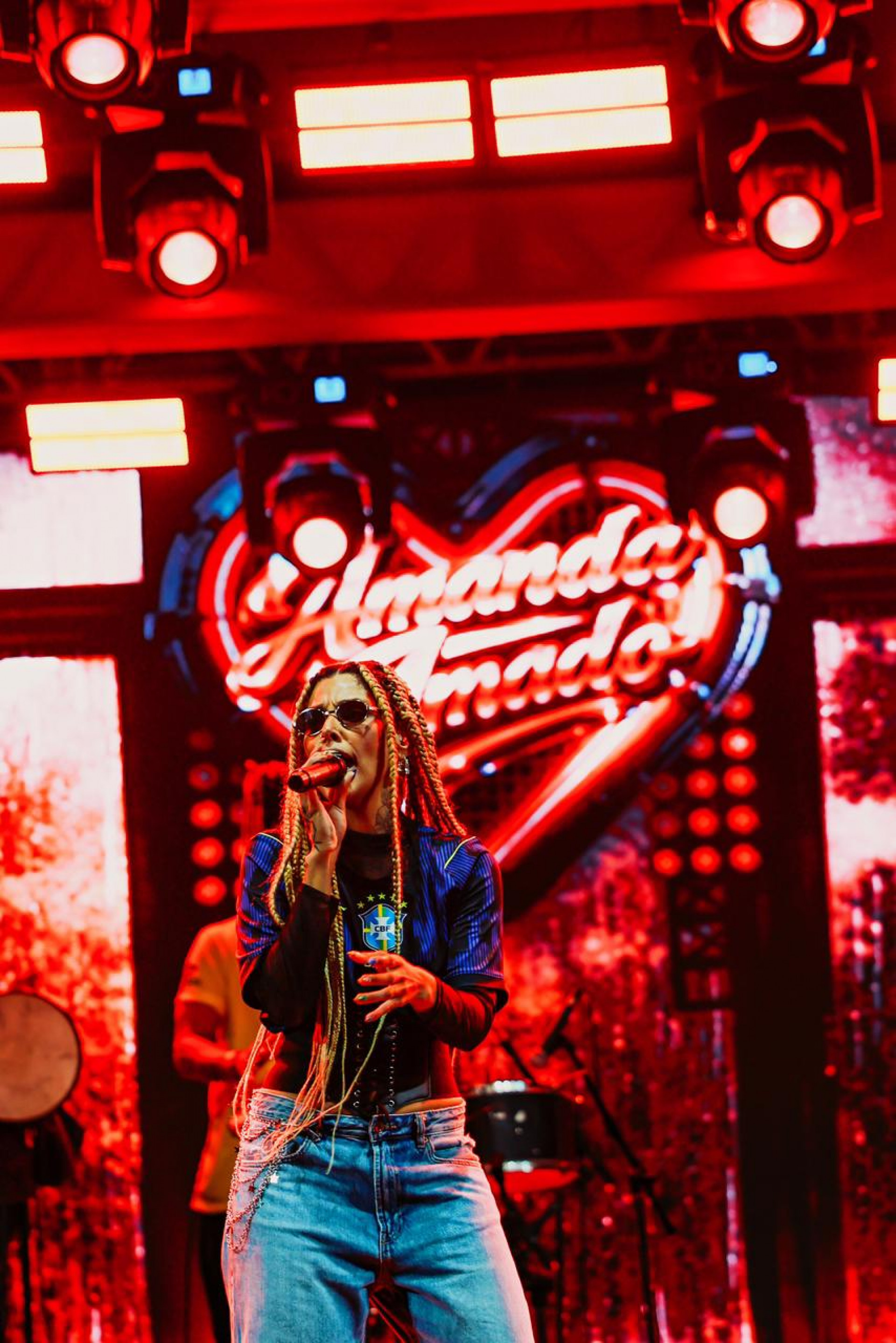 Delacruz e Amanda Amado emocionaram o público em uma noite de ingressos esgotados na Fan Fest em Macaé