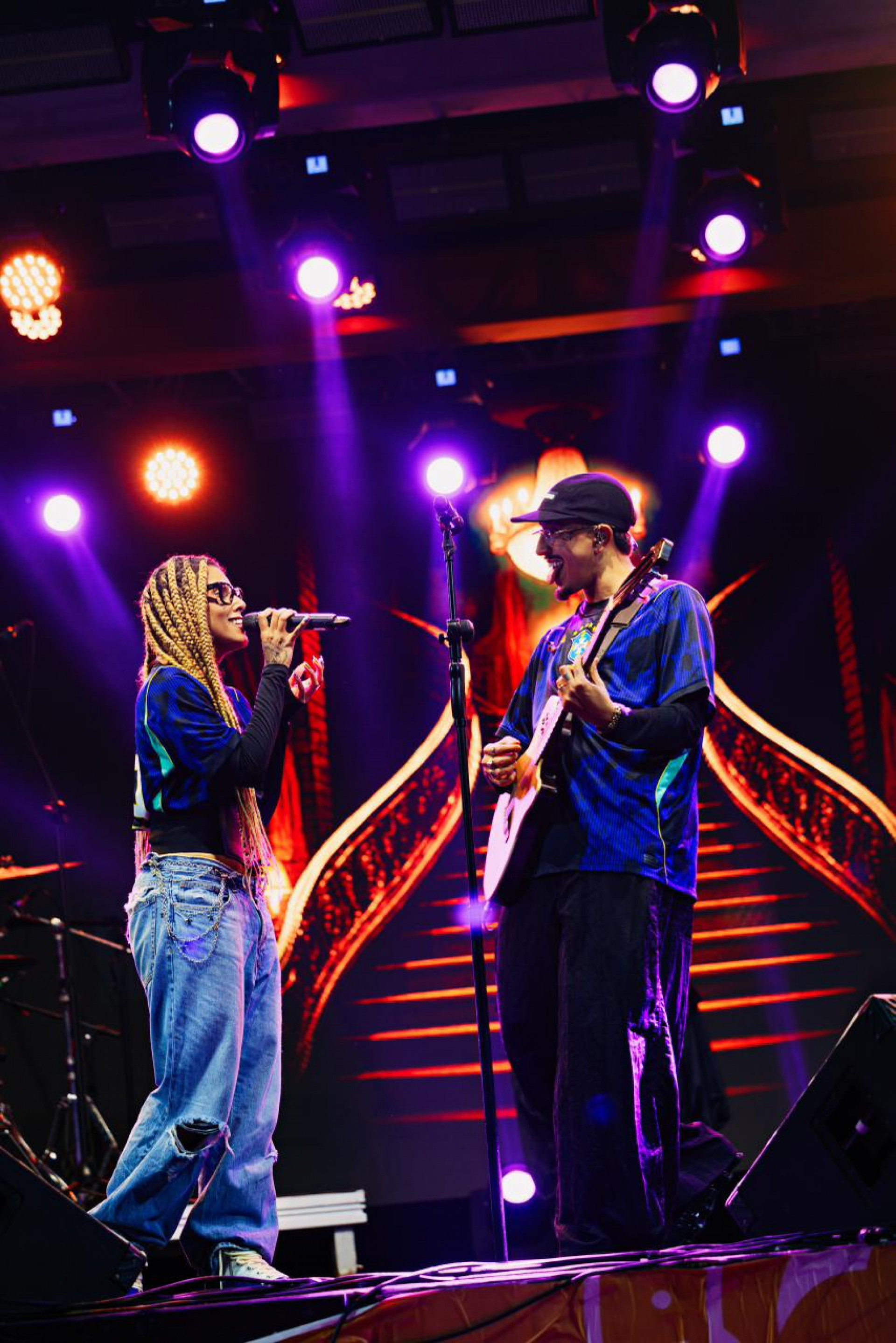 Delacruz e Amanda Amado emocionaram o público em uma noite de ingressos esgotados na Fan Fest em Macaé