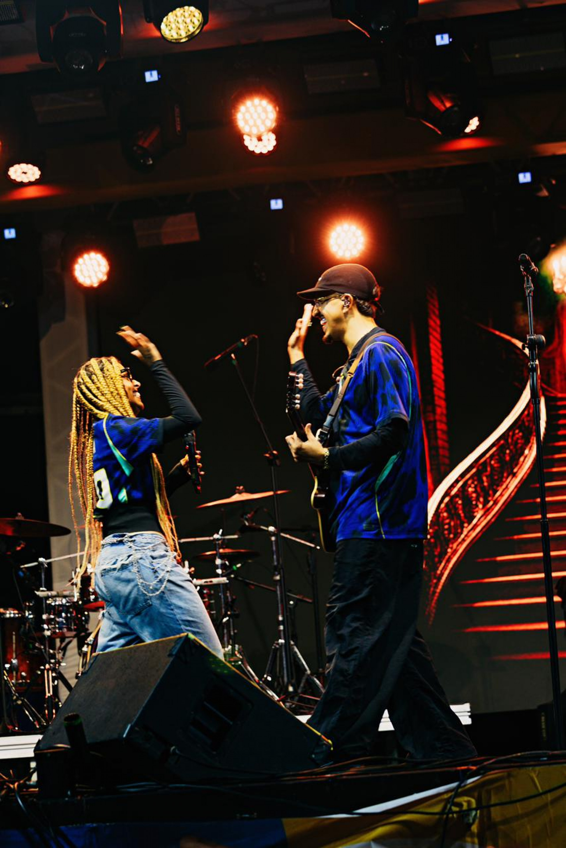 Delacruz e Amanda Amado emocionaram o público em uma noite de ingressos esgotados na Fan Fest em Macaé