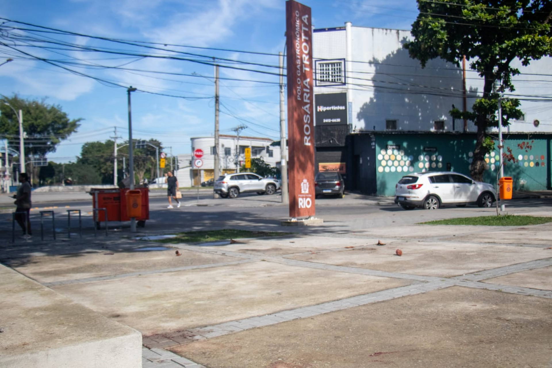 Praça onde acontecia o jogo ficou com marcas de tiros - Érica Martin/Agência O DIA